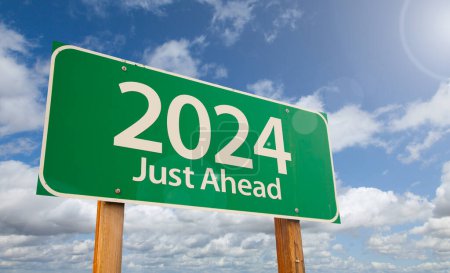 Téléchargez les photos : 2024 Juste devant Green Road Sign Over Nuages et ciel bleu. - en image libre de droit