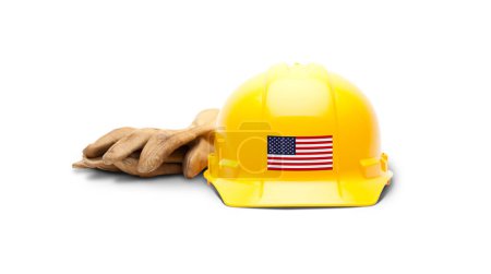 Téléchargez les photos : Chapeau rigide jaune avec décalque drapeau américain sur le devant et gants isolés sur fond blanc. - en image libre de droit