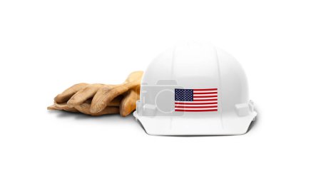 Foto de Hardhat blanco con una etiqueta de bandera americana en el frente y guantes aislados sobre fondo blanco. - Imagen libre de derechos