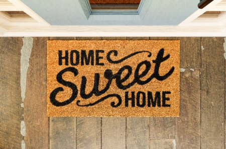 Téléchargez les photos : Accueil Sweet Home paillasson sur le porche à la porte d'entrée. - en image libre de droit