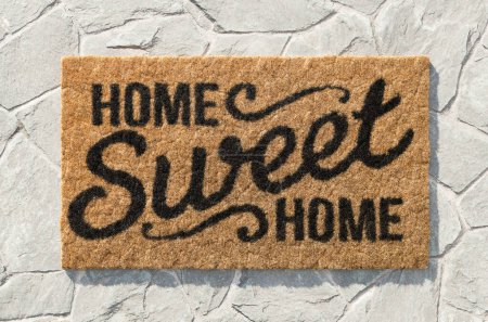 Téléchargez les photos : Tapis de porte Home Sweet Home sur le porche en tuiles de roche. - en image libre de droit
