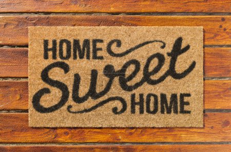 Foto de Overhead of Home Sweet Home felpudo en el pórtico de madera. - Imagen libre de derechos