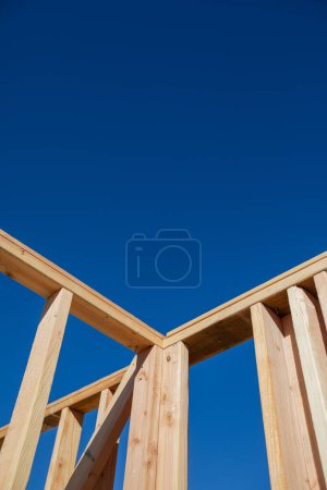 Téléchargez les photos : Perspective abstraite d'une maison Cadre de construction en bois. - en image libre de droit