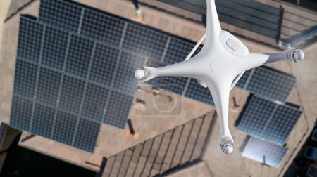 Foto de Vista aérea aérea de un dron volando sobre un tejado de la casa cubierto de paneles solares. - Imagen libre de derechos