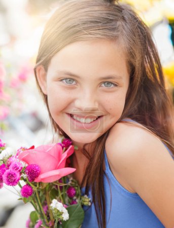 Téléchargez les photos : Adorable jeune fille aux yeux bleus tenant un bouquet floral frais au marché fermier. - en image libre de droit