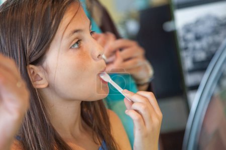 Téléchargez les photos : Jeune fille mignonne déguster un goût de gélato à la boutique de crème glacée. - en image libre de droit