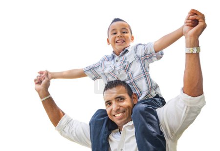 Téléchargez les photos : Heureux les jeunes hispanique garçon avoir amusant piggyback sur son papas épaules isolé sur blanc. - en image libre de droit