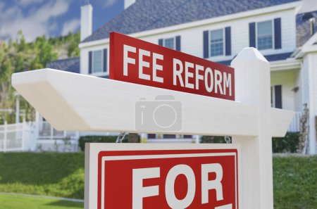 Gebührenreform für Verkauf von Immobilien Schild vor neuem Haus.