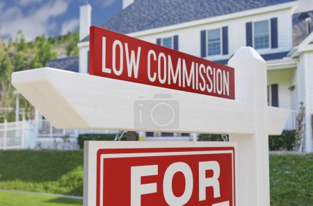  Niedrige Provision für den Verkauf von Immobilien Zeichen vor dem neuen Haus.