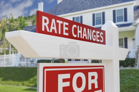 Preisänderungen für den Verkauf von Immobilien Zeichen vor dem neuen Haus.