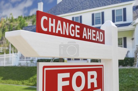  Veränderung vor dem Verkauf von Immobilien Zeichen vor dem neuen Haus.