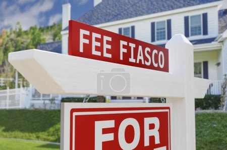 Foto de Fiasco de honorarios en venta Real Estate Sign In Front Of New House. - Imagen libre de derechos