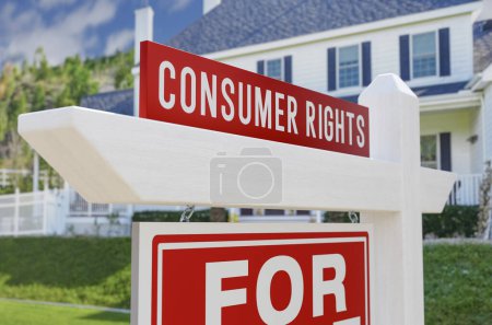 Verbraucherrechte für den Verkauf von Immobilien Zeichen vor dem neuen Haus.