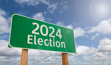 2024 L'élection juste devant Green Road signe sur les nuages et le ciel bleu.
