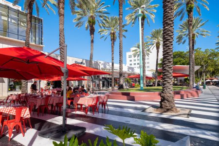 Foto de MIAMI BEACH, USA - FEBRUARY 10, 2023 : Restaurants and shops at the Lincoln Road boulevard in Miami Beach - Imagen libre de derechos