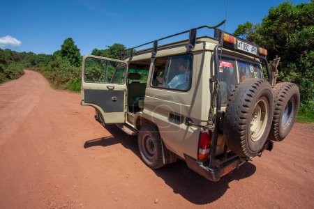Téléchargez les photos : Camion avec porte ouverte sur la route à savane africaine - en image libre de droit