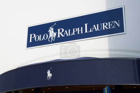 Foto de Palma de Mallorca, España - 23 de septiembre de 2017.: El logo de la empresa de ropa de lujo Polo Ralph Lauren en la parte superior de una tienda. Ralph Lauren Corporation es una empresa de moda de comercio público estadounidense.. - Imagen libre de derechos