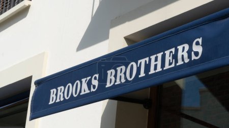Foto de Palma de Mallorca, España - 23 de septiembre de 2017.: Brooks Brothers store sign. Brooks Brothers es la marca de ropa más antigua en funcionamiento continuo en América. - Imagen libre de derechos