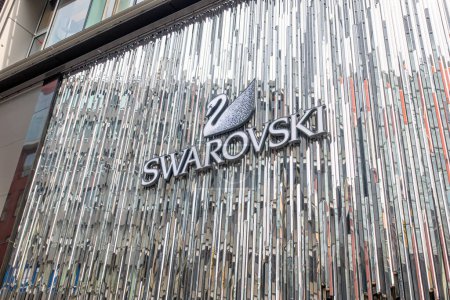 Téléchargez les photos : Tokyo, Japan - April 2 2018: Swarovski store logo. Swarovski is an Austrian producer of glass based in Wattens, Austria. - en image libre de droit