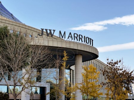 Téléchargez les photos : Yinchuan, Chine - Oct 31, 2023 : JW Marriott Hotel Sign. JW Marriott est une marque hôtelière de luxe détenue par Marriott International. - en image libre de droit