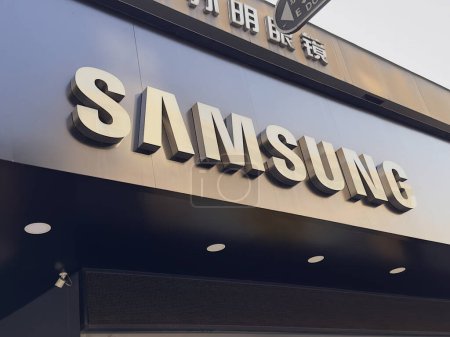 Téléchargez les photos : Nanning, Chine - 28 novembre 2023. Logo du magasin Samsung. Samsung est un conglomérat technologique multinational sud-coréen. - en image libre de droit