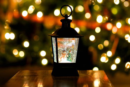 Téléchargez les photos : Décorations de Noël hivernales avec globe festif neige sur bonhomme de neige avec des lumières - en image libre de droit
