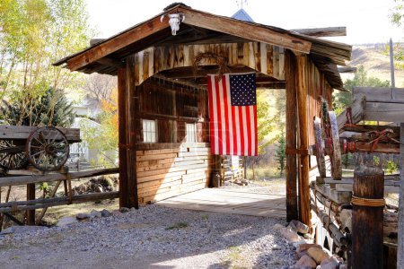 Téléchargez les photos : Vieux pont en bois couvert avec drapeau américain Americana - en image libre de droit