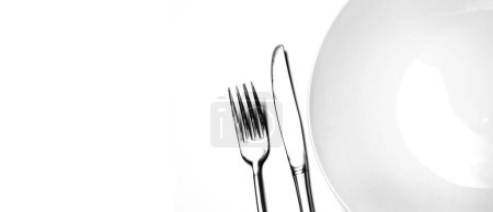 Téléchargez les photos : Couteau et fourchette argenterie avec plaque blanche sur fond blanc pour manger élégrant et de la nourriture de fantaisie - en image libre de droit