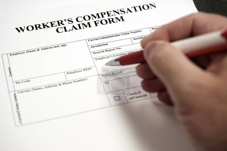 Foto de Formulario de reclamación de compensación de trabajadores Documento de firma de mano - Imagen libre de derechos