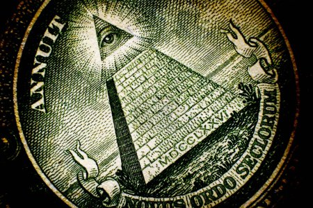 Téléchargez les photos : Tout voir Pyramide des yeux au dos du billet de dollar argent américain sur vieux papier altéré - en image libre de droit