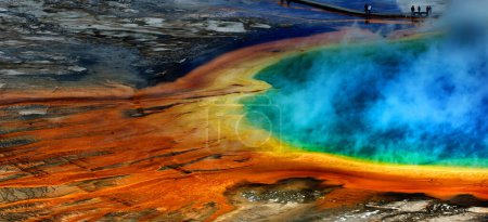 Téléchargez les photos : Majestueux grand prismatique piscine vapeur base guyser yellowstone visite touristique - en image libre de droit