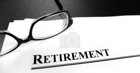 Téléchargez les photos : Documents de planification de la retraite sur le bureau avec lunettes pour le plan de retraite - en image libre de droit