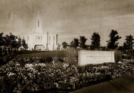 Téléchargez les photos : Pocatello Idaho LDS Mormon Temple Saint des derniers jours avec ciel nuages fleurs et arbres photographie à l'ancienne sur papier texturé - en image libre de droit