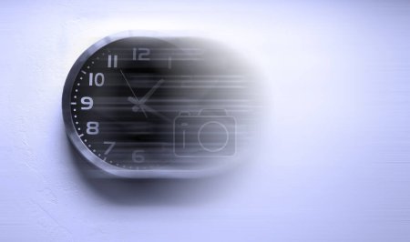 Foto de Detalle de la esfera del reloj con números y manecillas que muestran el tiempo con el reloj en movimiento para acelerar el tiempo vuela y pasa rápidamente - Imagen libre de derechos