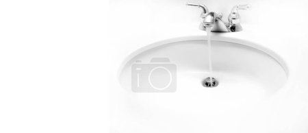Foto de Agua saliendo del pico en el lavabo del baño y bajando por el desagüe porcelana blanca o baldosas - Imagen libre de derechos