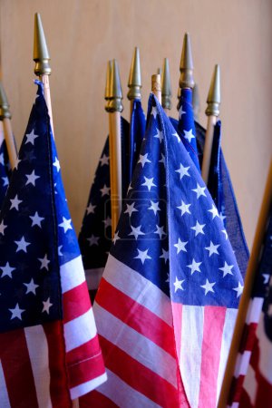 Téléchargez les photos : Beaucoup de drapeaux américains montrant ensemble la fierté patriotiste et nationale pour la démocratie de liberté - en image libre de droit