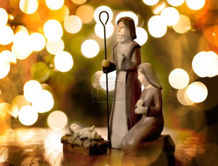Weihnachtskrippe mit Jesuskind, Mutter Maria und Josef mit warmen goldenen Lichtern