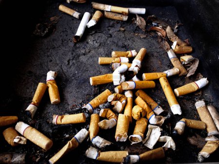 Foto de Primer plano de colillas de cigarrillos en cenicero cenicero fumar basura - Imagen libre de derechos