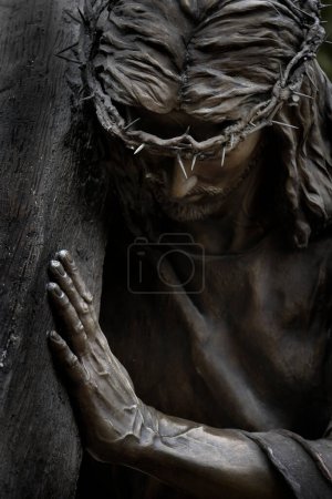 Téléchargez les photos : Statue de Jésus-Christ Sauveur du monde avec couronne d'épines de crucifixion expiation et croix de résurrection - en image libre de droit