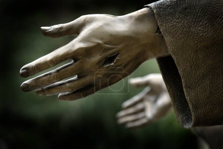 Téléchargez les photos : Statue de Jésus-Christ Sauveur du monde avec des marques de clous de crucifixion expiation et croix de résurrection - en image libre de droit