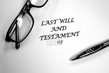 Foto de Último testamento y documento del testamento con gafas y bolígrafo en el escritorio para firmar - Imagen libre de derechos