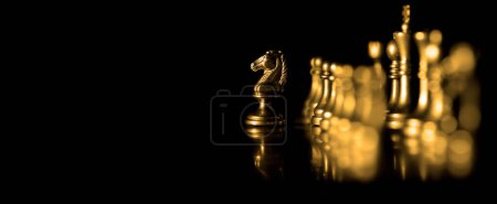 Figuren auf dem Schachbrett für Spiel und Strategie Ritter Königreich Spiele goldenes Schach