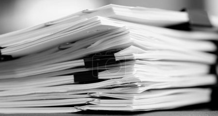Stapel von Papieren mit Ordnerklammern Büroklammern Geschäft für die Organisation auf Desk Work to be done