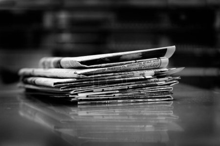 Montones de periódicos antiguos impresos en papel con noticias y titulares
