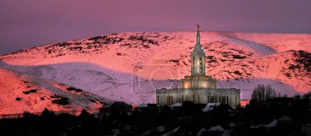 Téléchargez les photos : Pocatello LDS Mormon Temple en hiver au coucher du soleil avec une lumière orange dorée sur la neige - en image libre de droit
