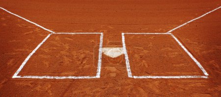 Téléchargez les photos : Base de baseball ou plat blanc contre une saleté sombre pour la compétition et le jeu - en image libre de droit