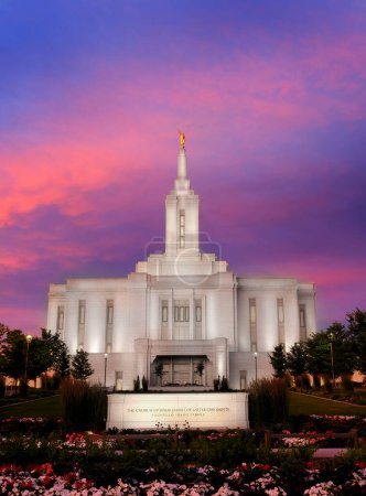 Pocatello Idaho LDS Mormonen Letzter Tag Heiliger Tempel bei Sonnenuntergang mit leuchtenden Lichtern und Bäumen