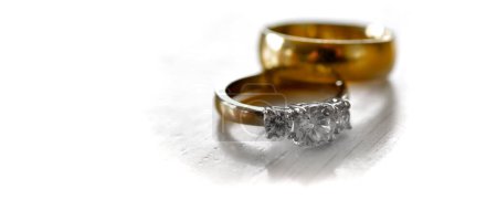 Detailaufnahme von Diamantring und Hochzeitsband, die Liebe und Engagement symbolisieren