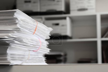 Dossiers organisés sur une étagère de bureau pour les clients documents et informations