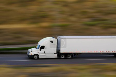 Foto de Semi camión y remolque arrastrando por la carretera veloz borrosa borrosa borrosa - Imagen libre de derechos